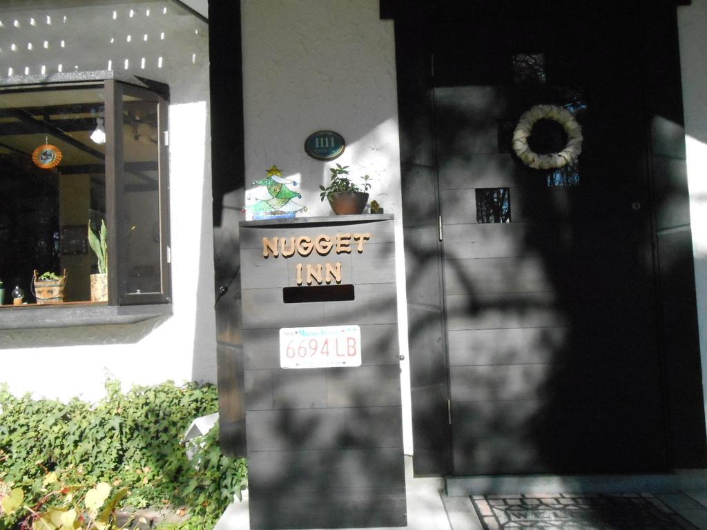 האקובה Pension Nugget Inn מראה חיצוני תמונה